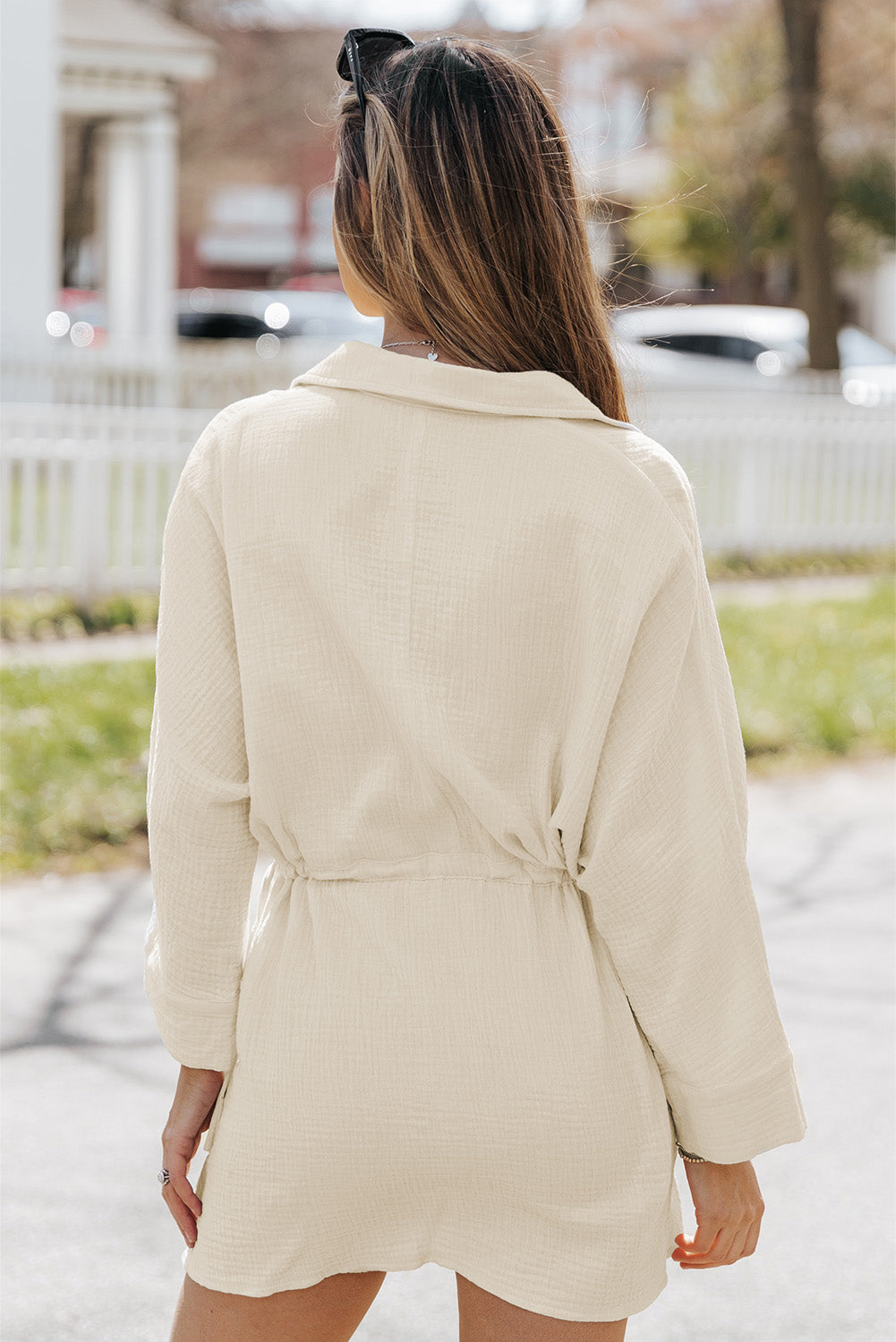 Vestido de cintura con cordón de botón beige