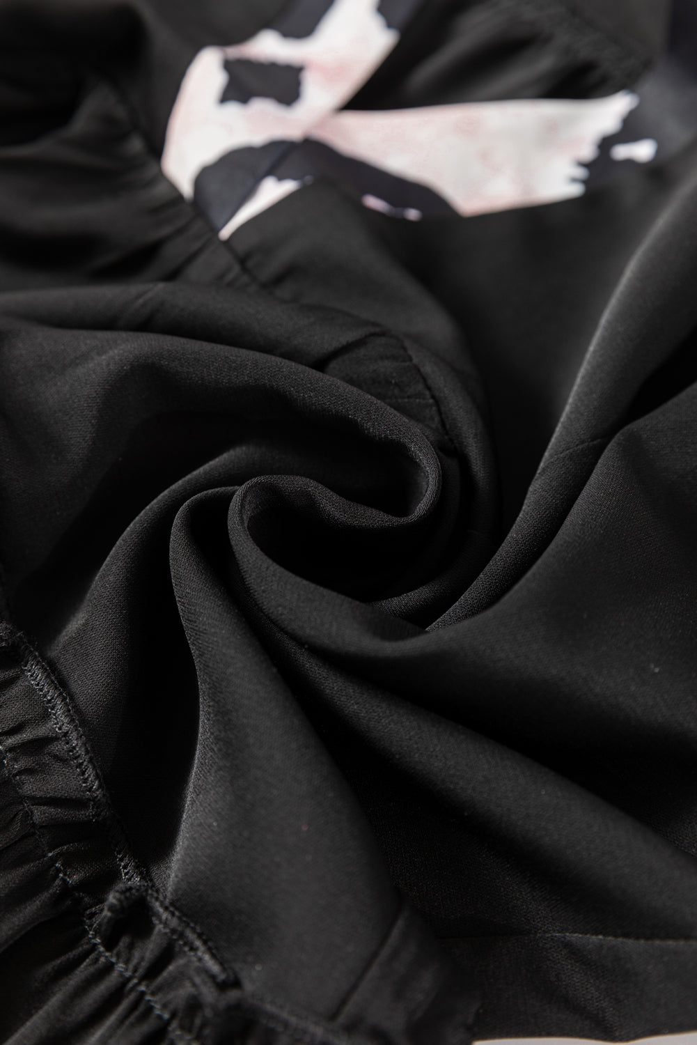 Robe courbée noire à volants et col fendu en patchwork léopard