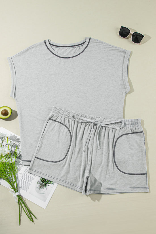 Ensemble gris avec manches à revers et short à coutures contrastées