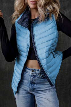 Chaqueta con cremallera con cremallera con cuello en un felpa azul cielo