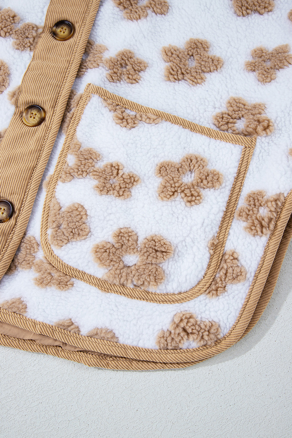 Français léger beige mignon bouton de motif de fleur veste en polaire