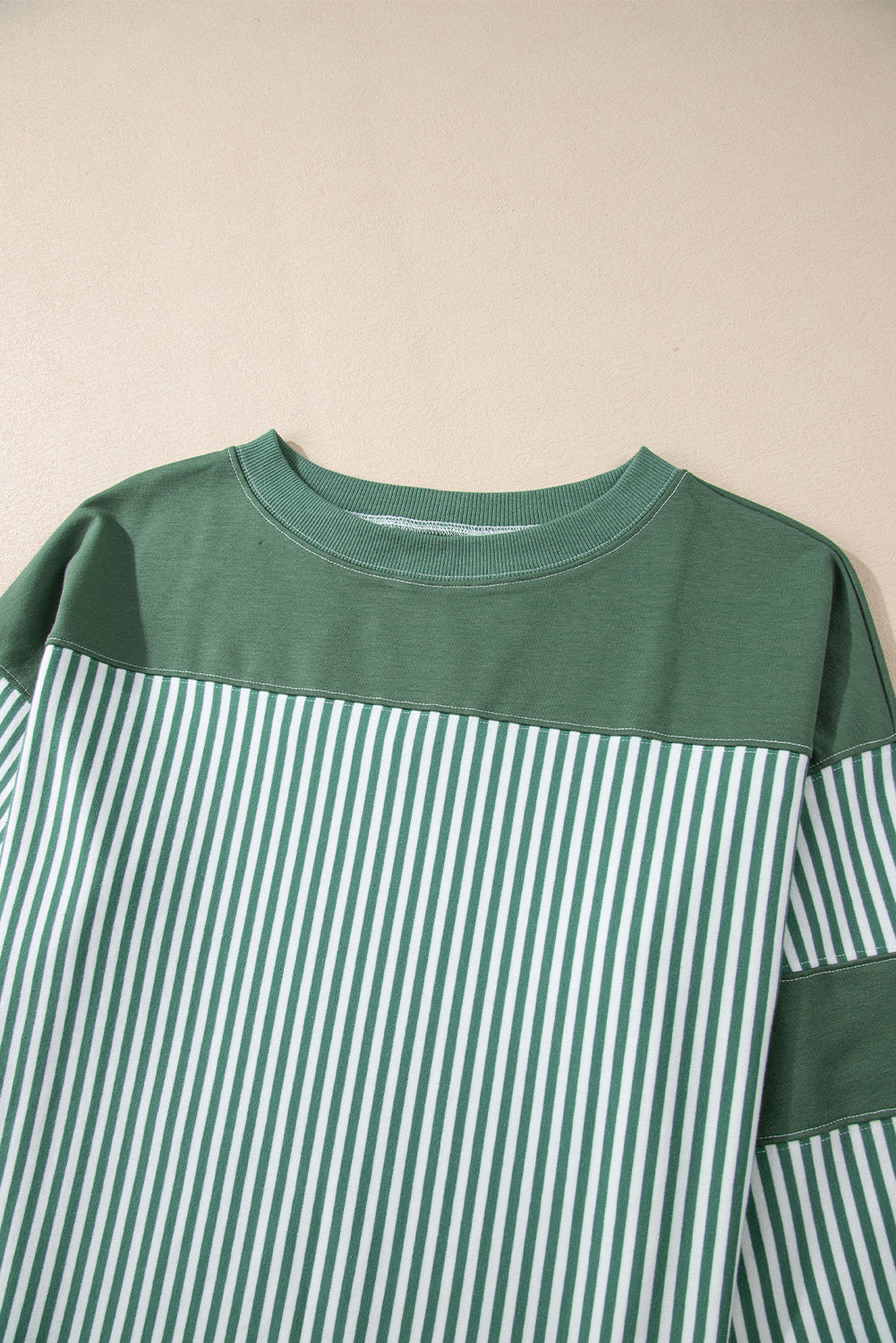 Haut décontracté à manches 3/4 et patchwork rayé vert brume