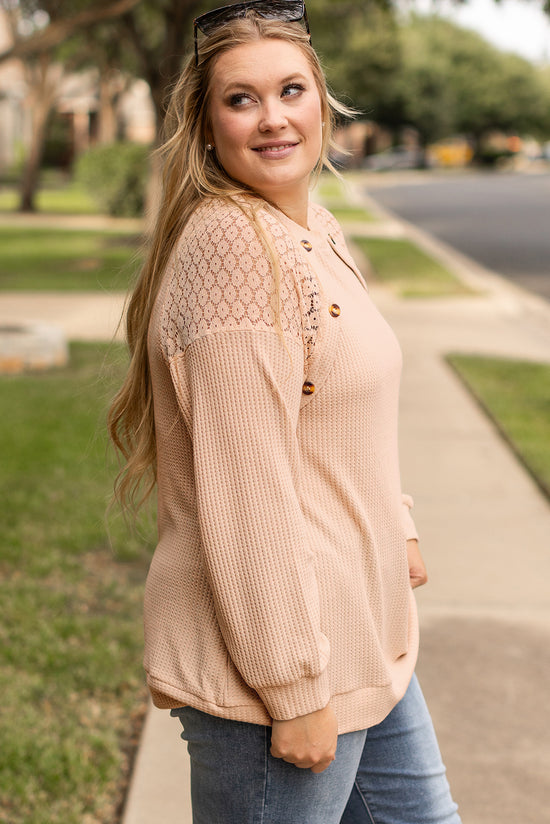 Haut en tricot gaufré beige avec boutons en dentelle et patchwork de grande taille