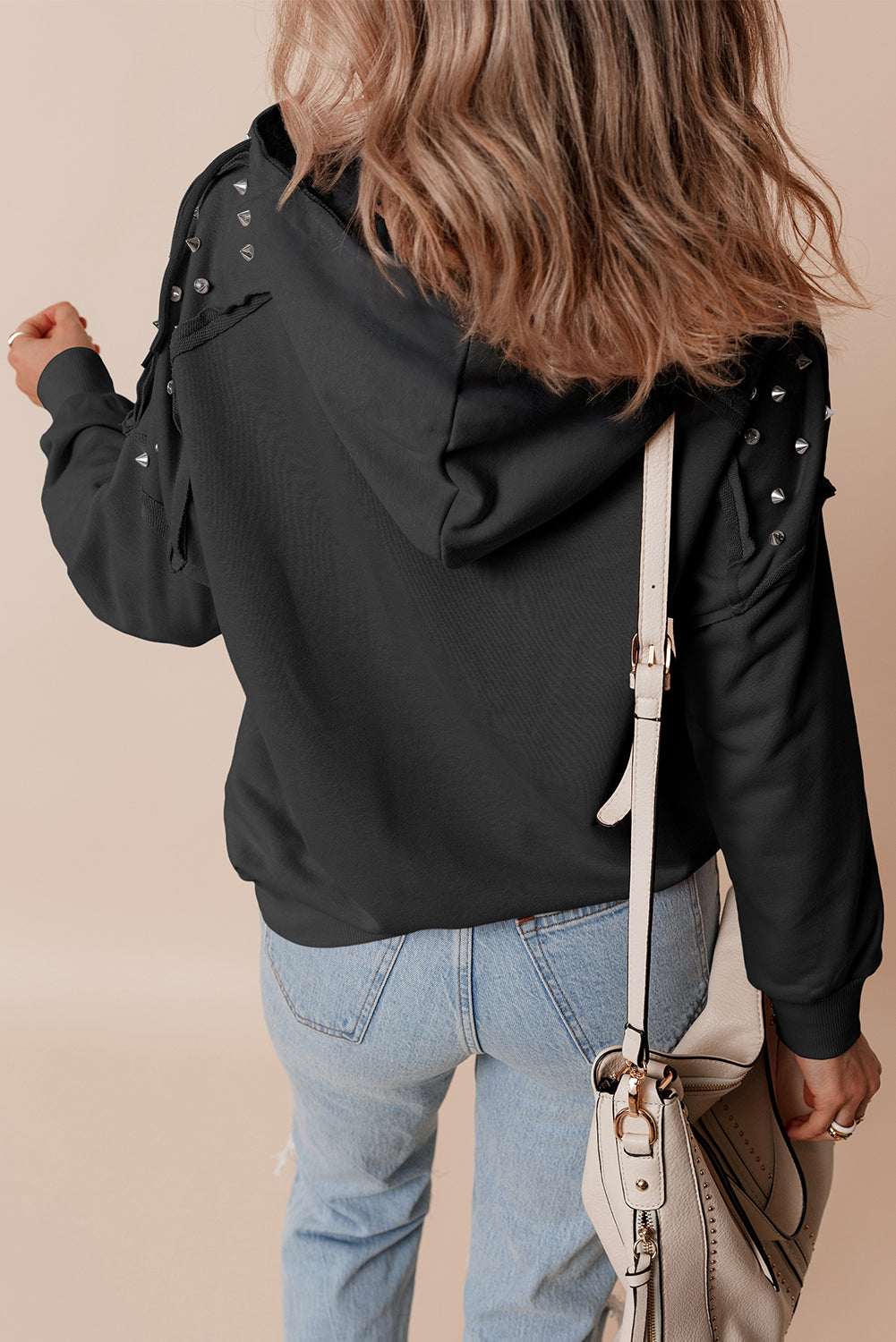 Sweat à capuche noir à manches raglan et rivets de couleur unie avec poche