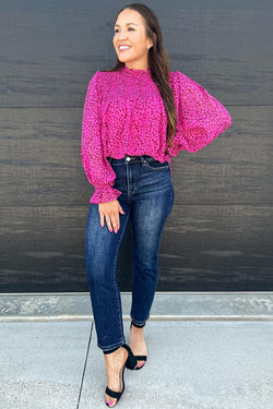 Fluid blouse gathered with puffy sleeves and pink leopard