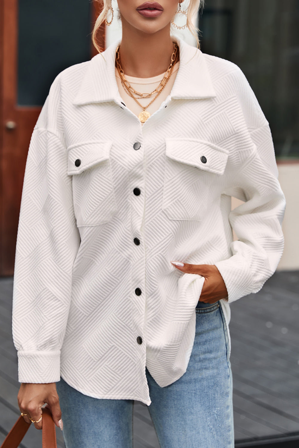 Pocket buttoned jacket with a plain textured flap