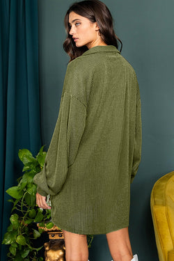 Straight dress with collar and dropped shoulders with buttons and button placket in moss green