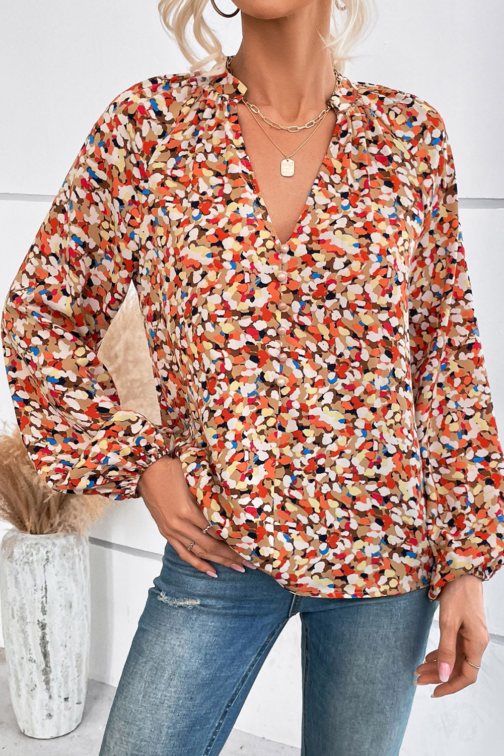 Multicolor -Allover -Drucken geteiltes V -Nacken -Bischofshülsenbluse