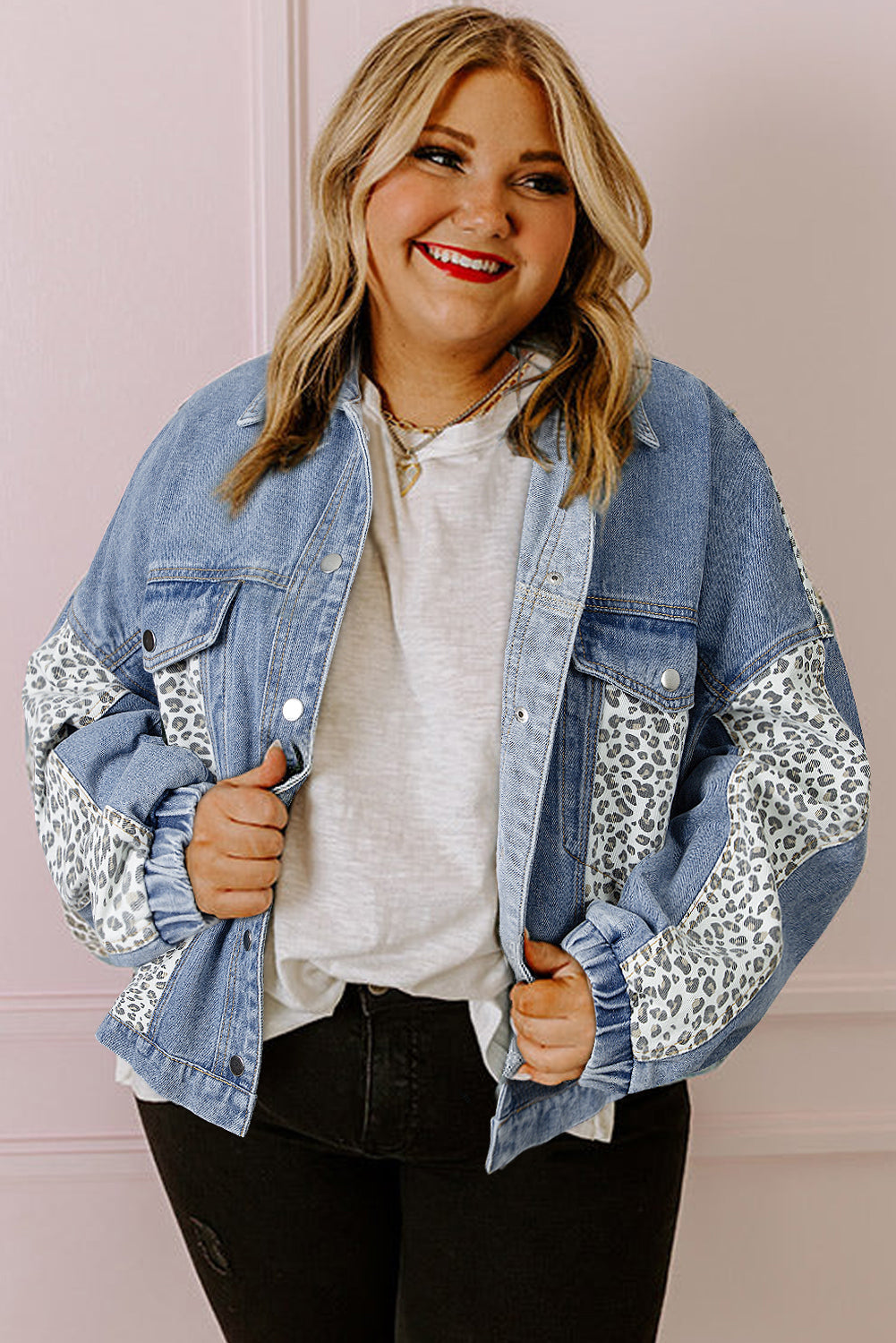 Beau Blue - Veste en jean grande taille avec détails à rabat et patchwork léopard