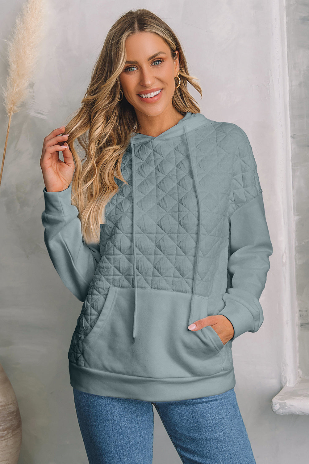 Sweat à capuche gris clair matelassé à épaules tombantes et poche kangourou en patchwork