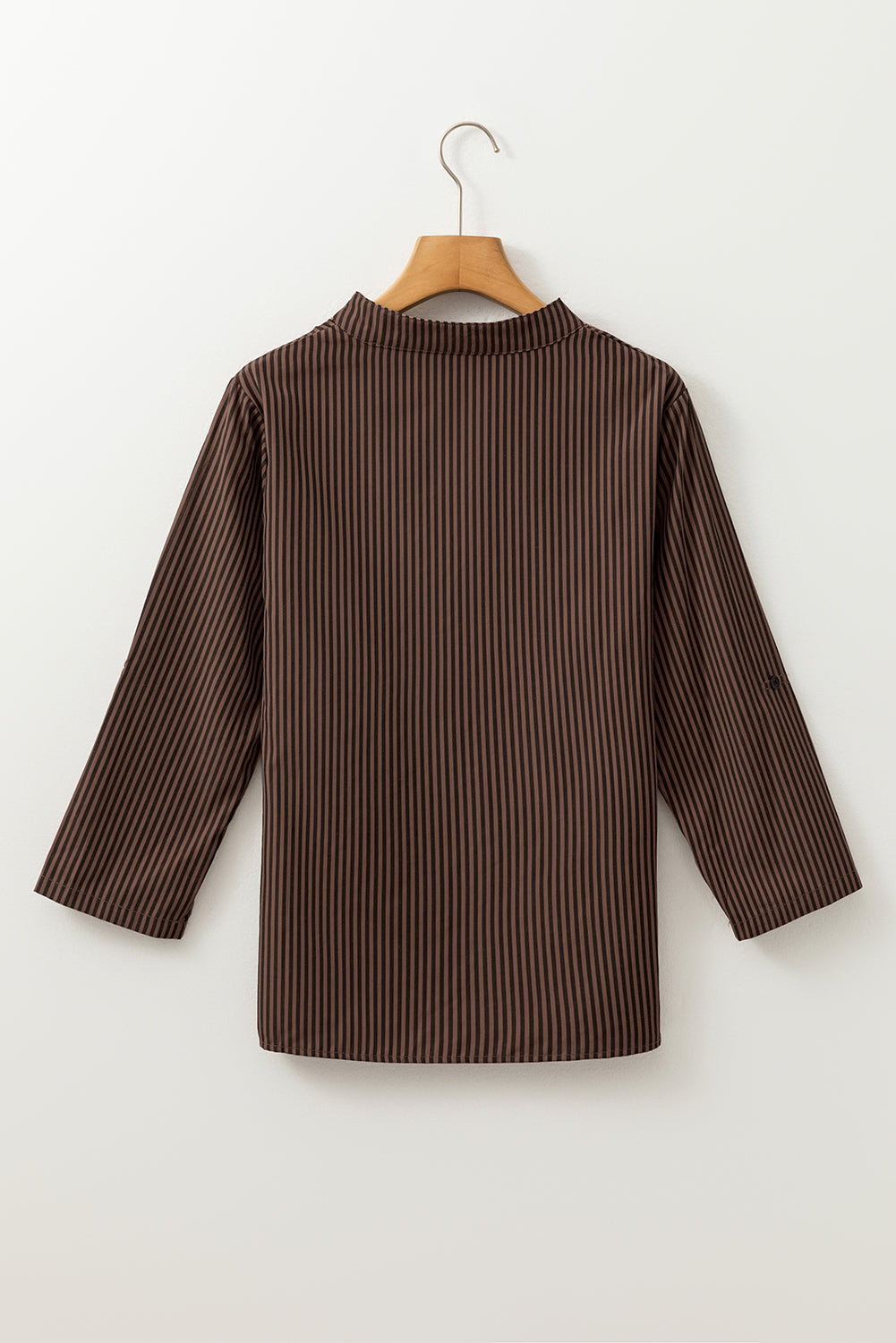 Chemise classique à rayures marron, col en V, manches retroussées, poche patchée-A WOMAN WE LOVE