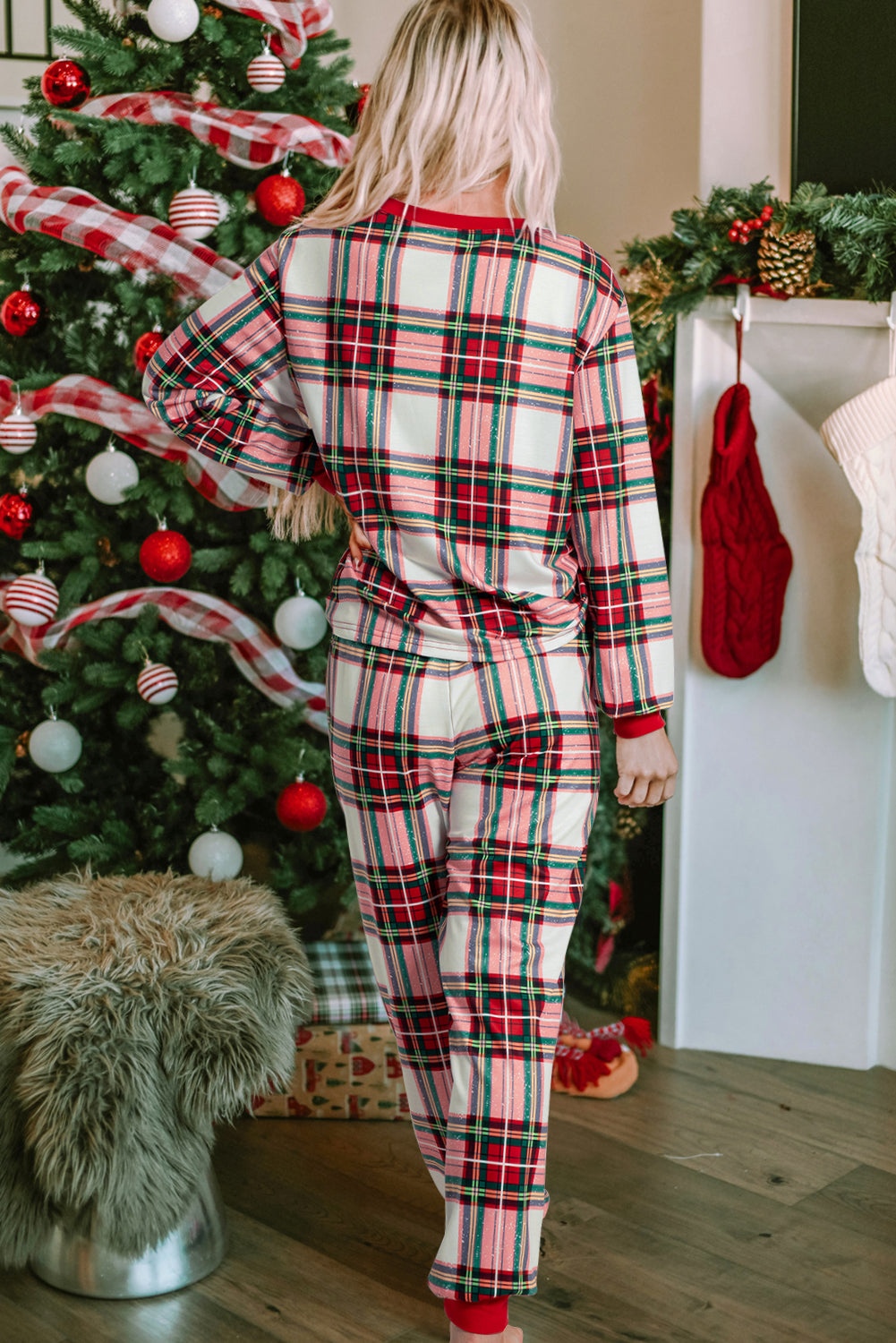 Ensemble de salon rouge avec haut et pantalon à carreaux de Noël