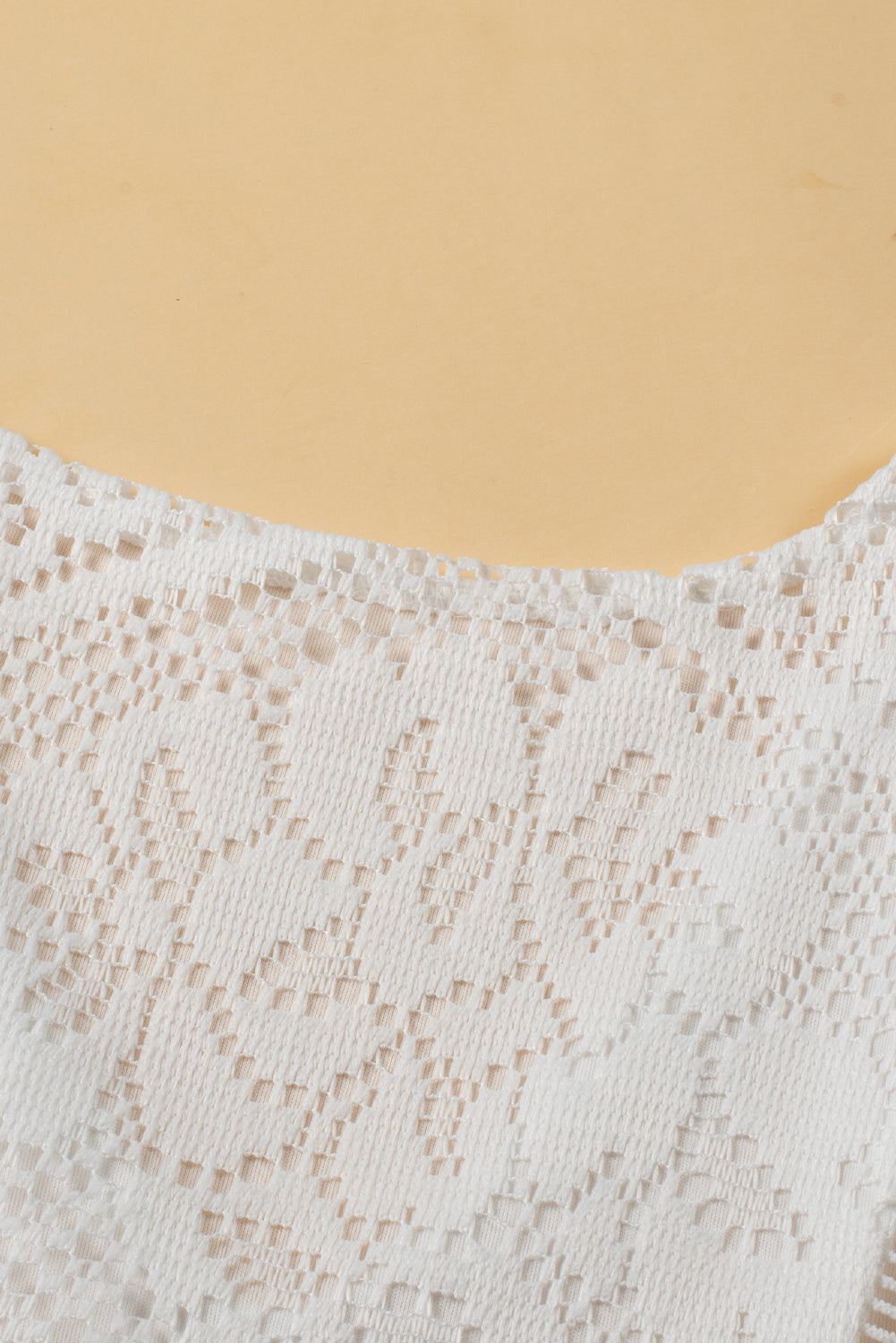 Blouse blanche à col en V et ourlet festonné évidé au crochet en dentelle