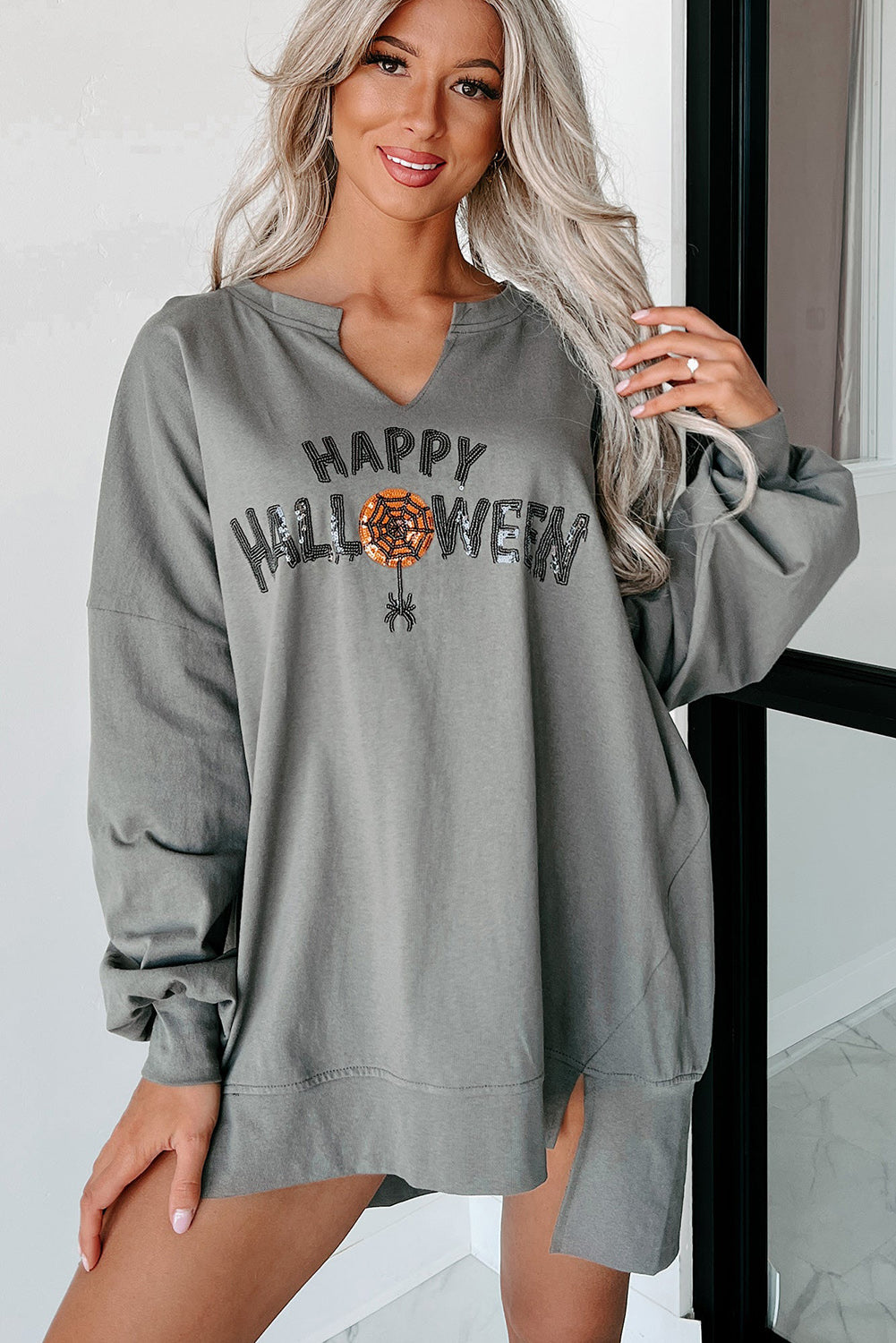 Top holgado de manga larga con cuello entallado y gráfico de Halloween con lentejuelas de color gris medio