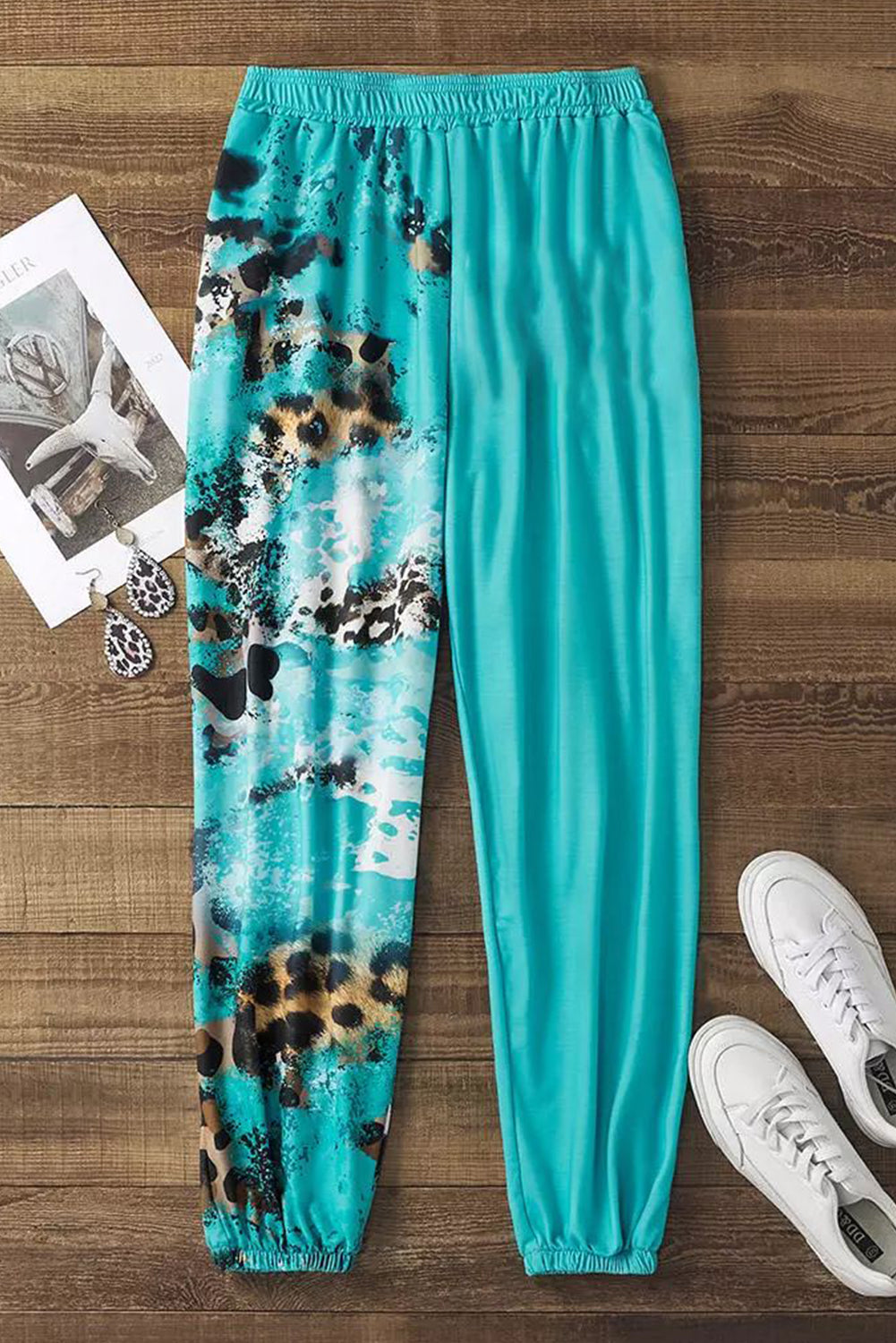 Pantalones jogger con estampado tie-dye de leopardo en contraste celeste