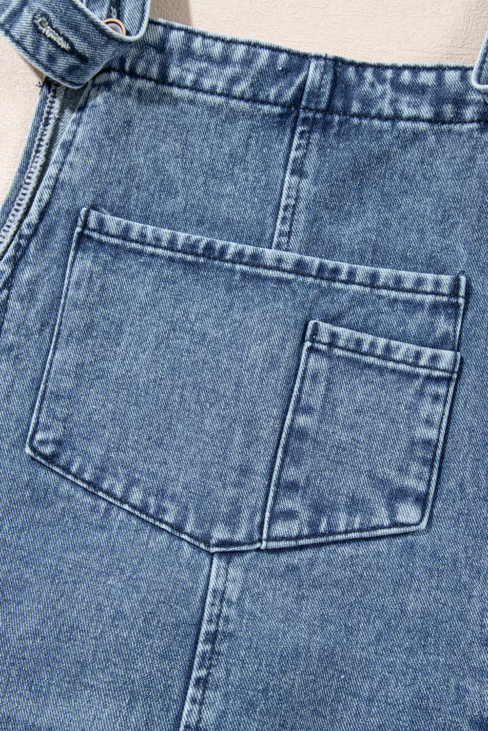 Salopette en jean bleu pierre effet vieilli avec poche à bavette et jambe large