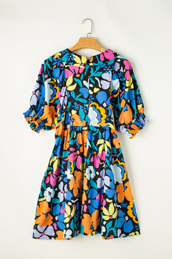 Robe bleue à col fendu et à fleurs