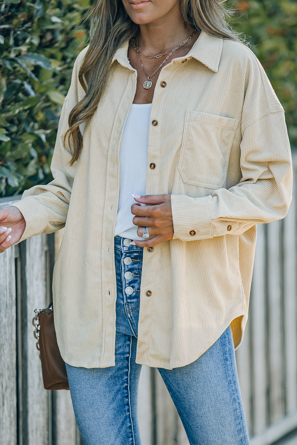 Chemise beige en velours côtelé avec poche boutonnée