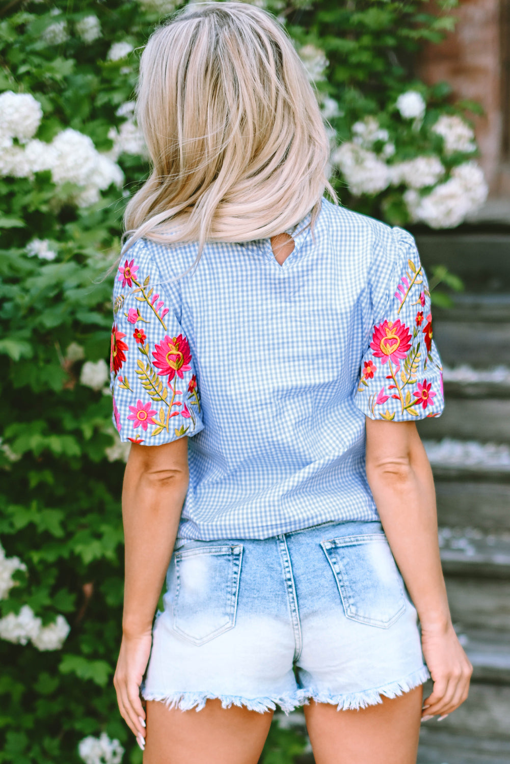 Blusa de manga bordada de gingham de azul claro