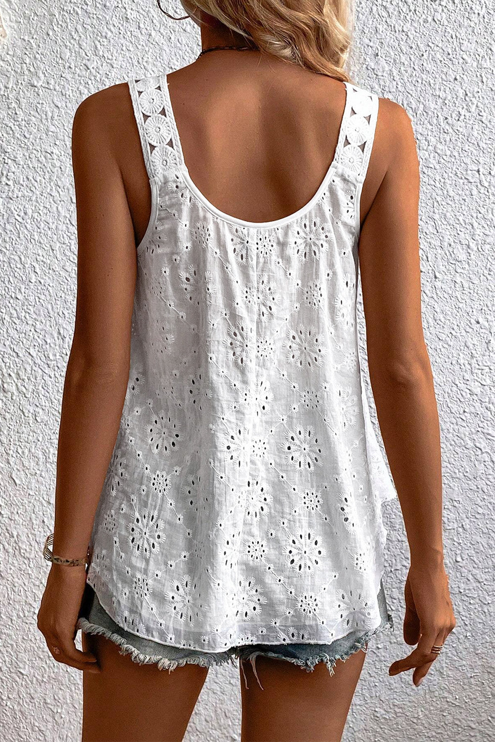 Débardeur blanc à broderies d'œillets-A WOMAN WE LOVE