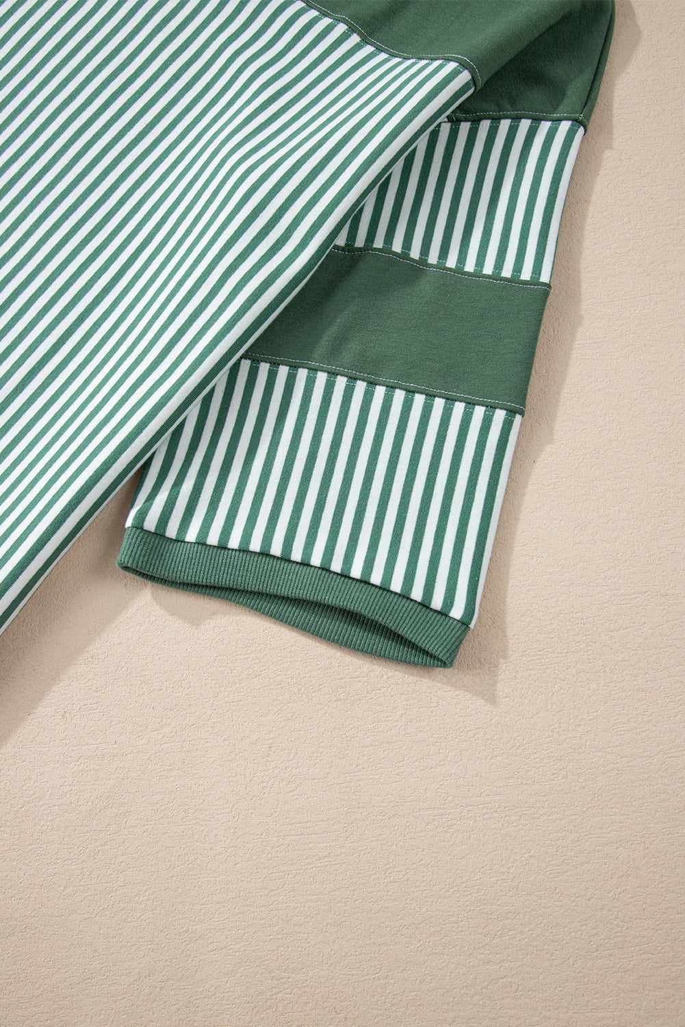 Haut décontracté à manches 3/4 et patchwork rayé vert brume
