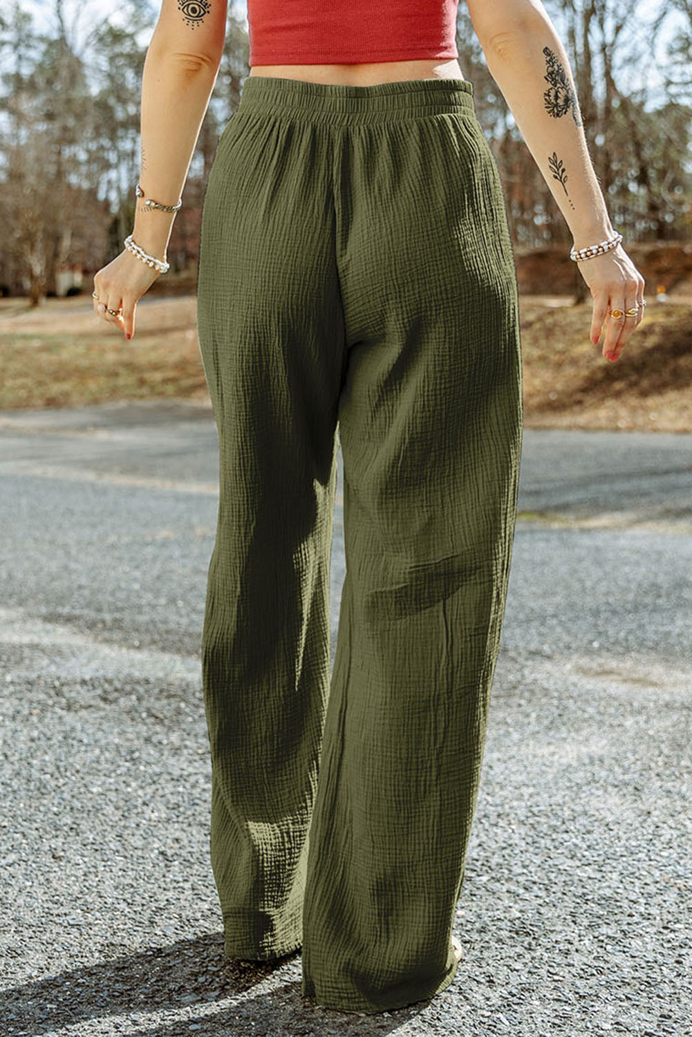 Pantalones anchos con textura arrugada verdes