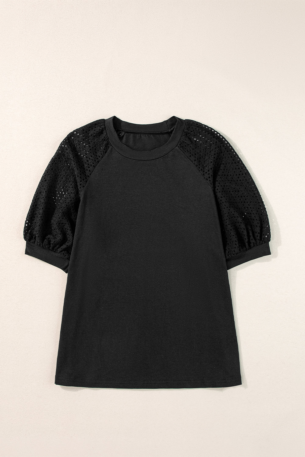 Camiseta negra con mangas a media larga y cuello de encaje redondo