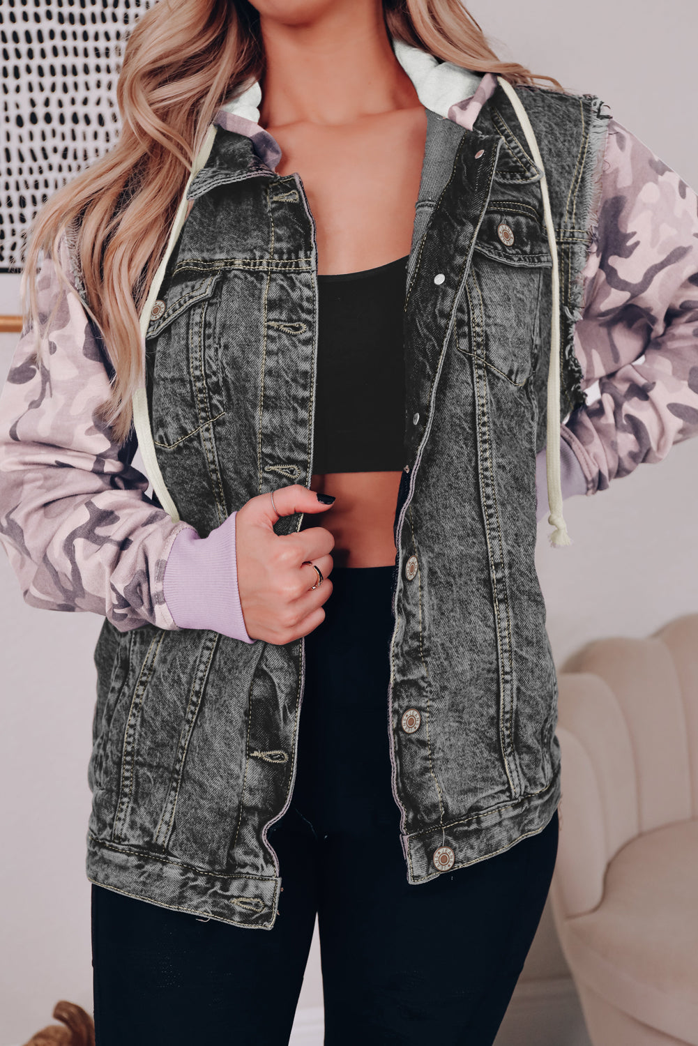 Chaqueta vaquera con botones y capucha con mangas de camuflaje negra