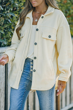 Chaqueta de camisa abotonada beige con cuello doblado