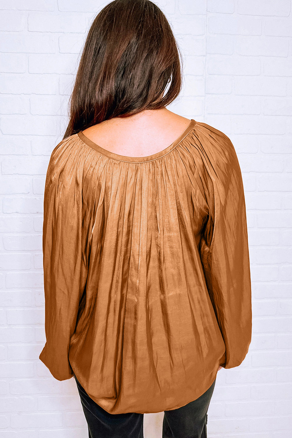 Blouse plissée en satin camel à col en V et manches bouffantes