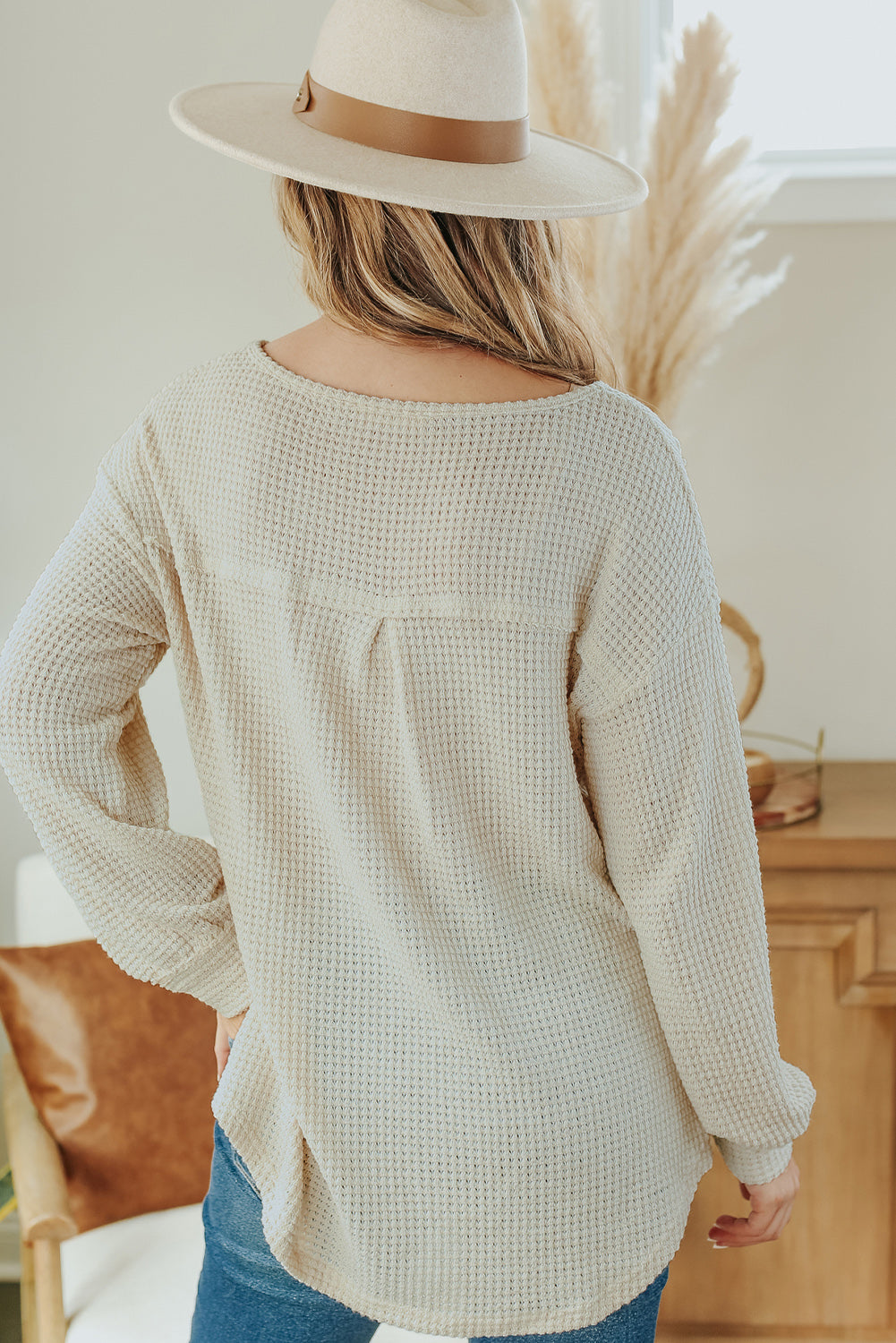 Haut ample beige en tricot gaufré avec poches et col fendu