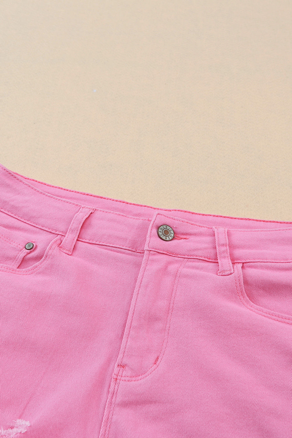 Short en denim vieilli de couleur unie rose