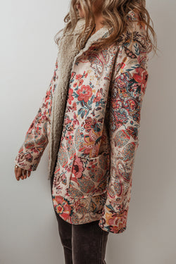 Chaqueta con capucha beige forrada en Sherpa Vintage Floral Print Paisley