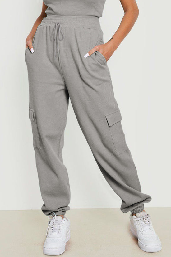 Pantalones de trote grises con bolsillo de carga y textura en relieve