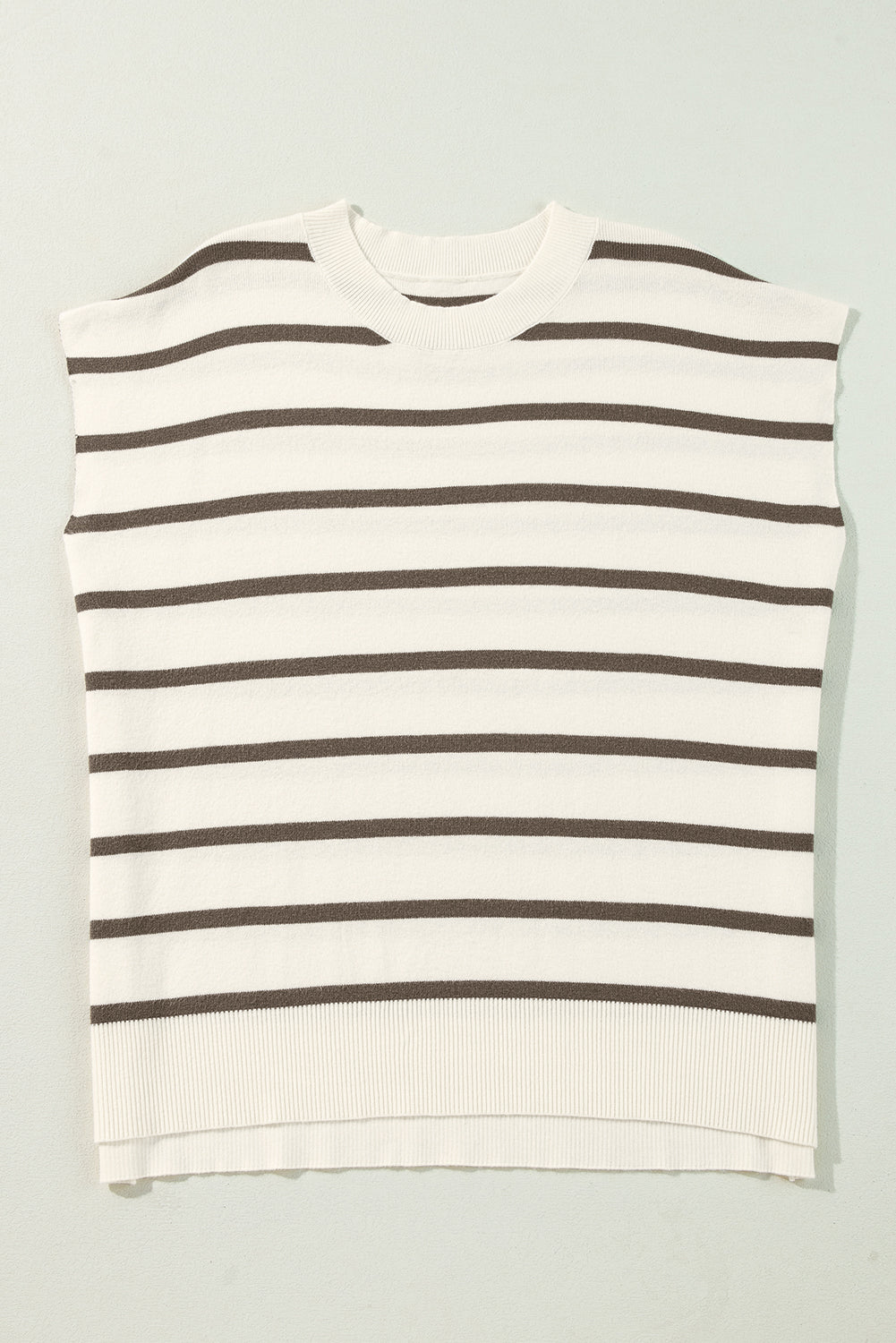 T-shirt with short sleeves and brown round collar with stripes and side slits