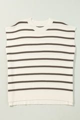 T-shirt with short sleeves and brown round collar with stripes and side slits