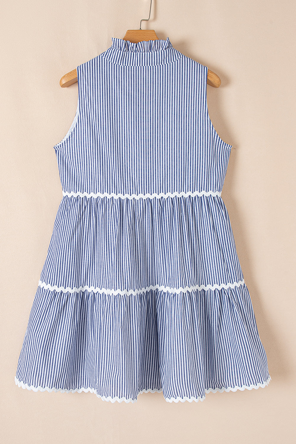 Chic sleeveless dress with split neck *