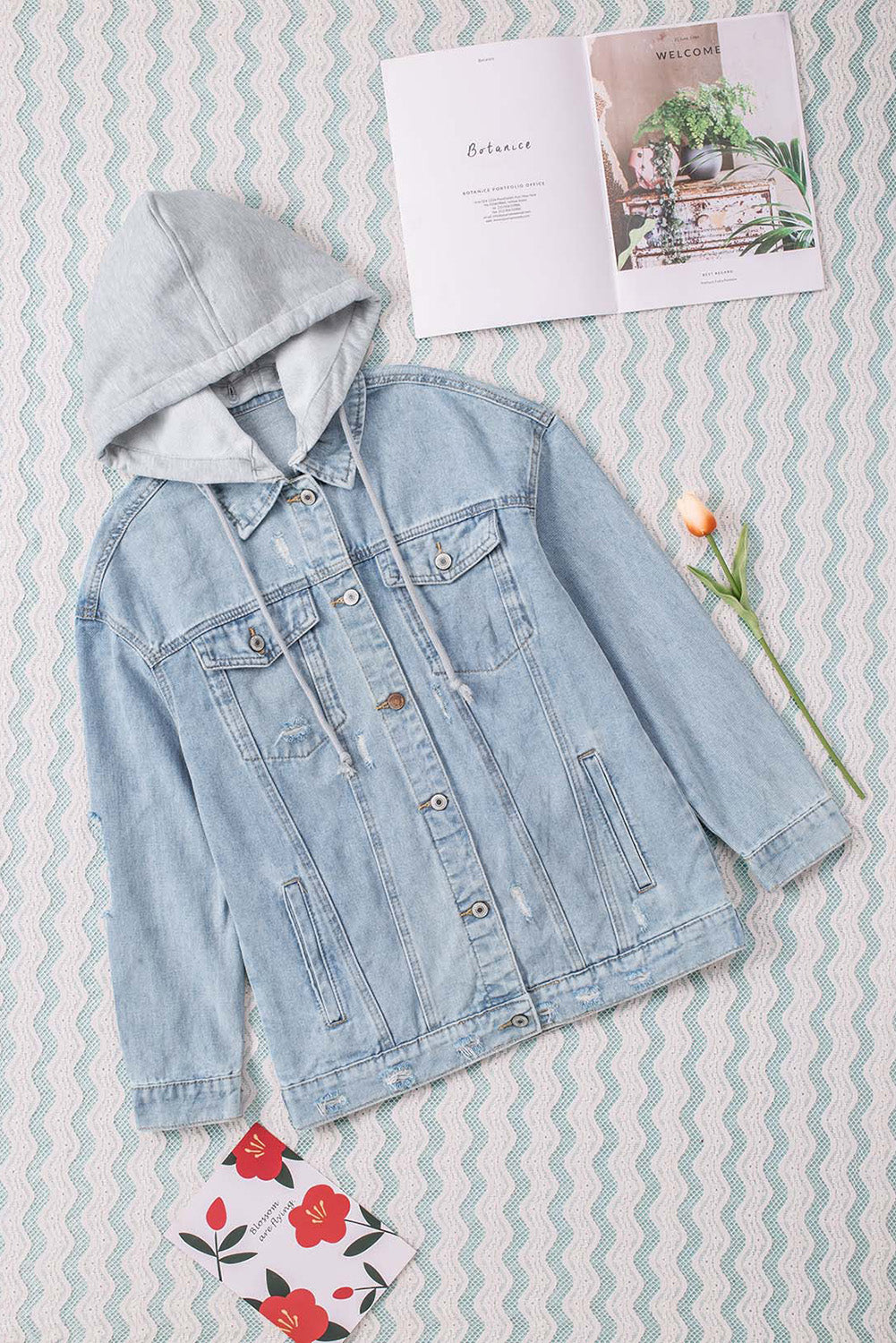 Veste en jean à capuche déchirée et fermeture boutonnée bleu ciel