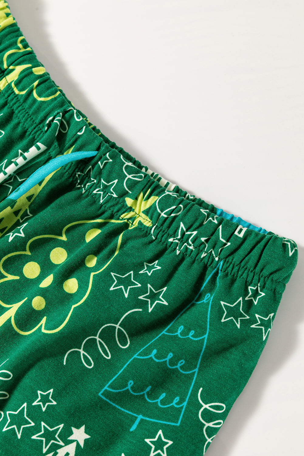 Ensemble de salon vert avec t-shirt et pantalon à col en V et imprimé arbre de Noël-A WOMAN WE LOVE