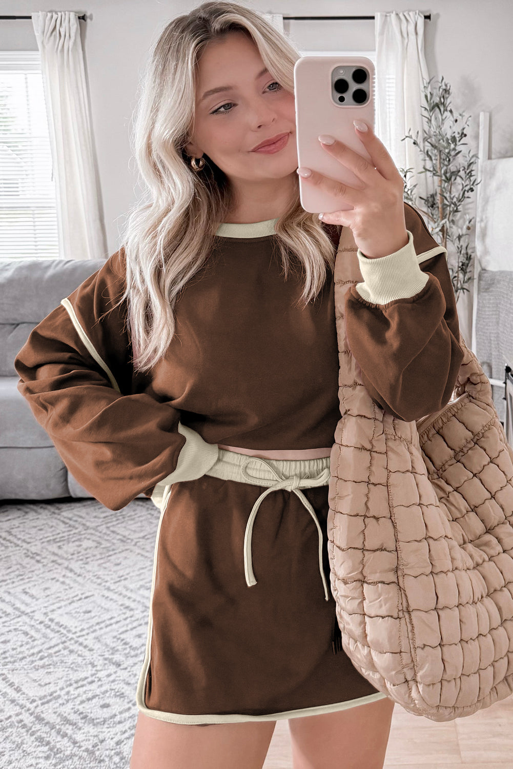 Coffee -colored coat -colored sweater set *