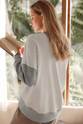 Light gray sweatshirt with dropped shoulders and sleeves with thumbhole