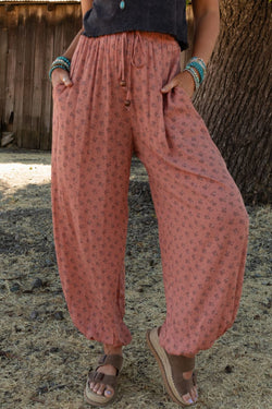 Grandes pantalones de trote con estampado floral bohemio rosa