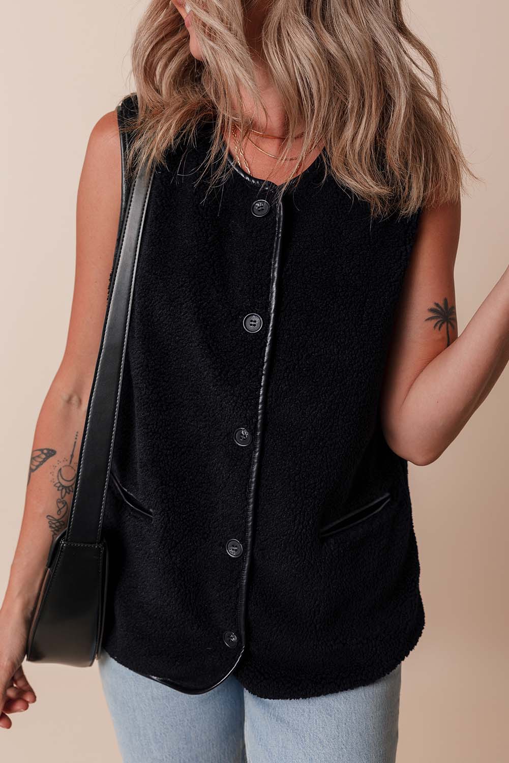 Strong fleece vest with contrasting side pockets in black leather