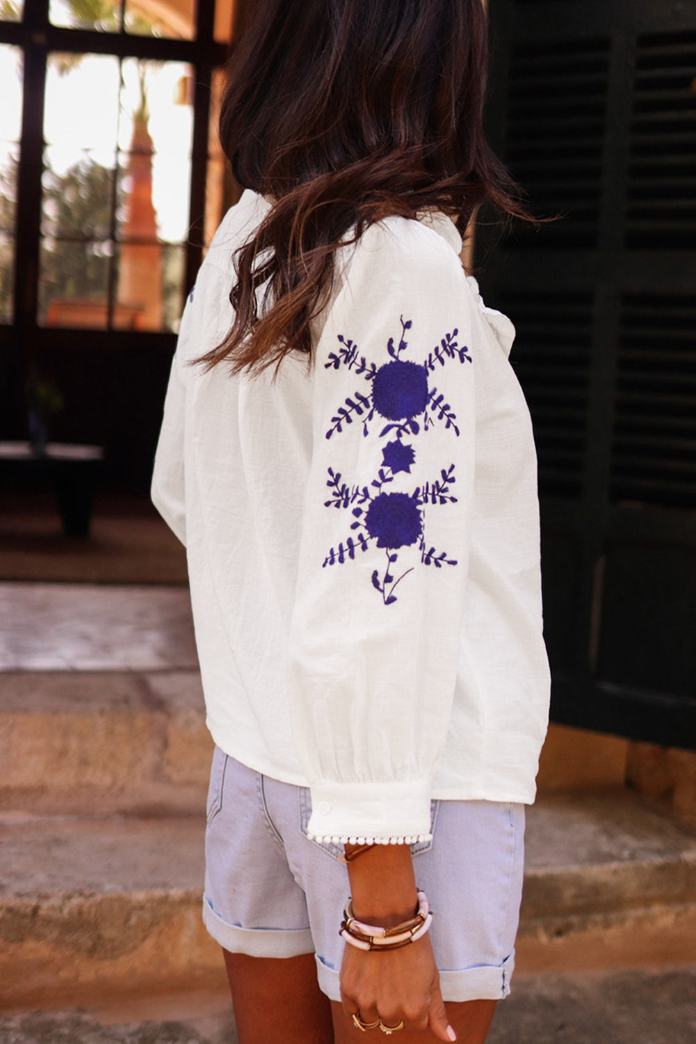 Chemise blanche à manches bracelet brodée de fleurs *-A WOMAN WE LOVE