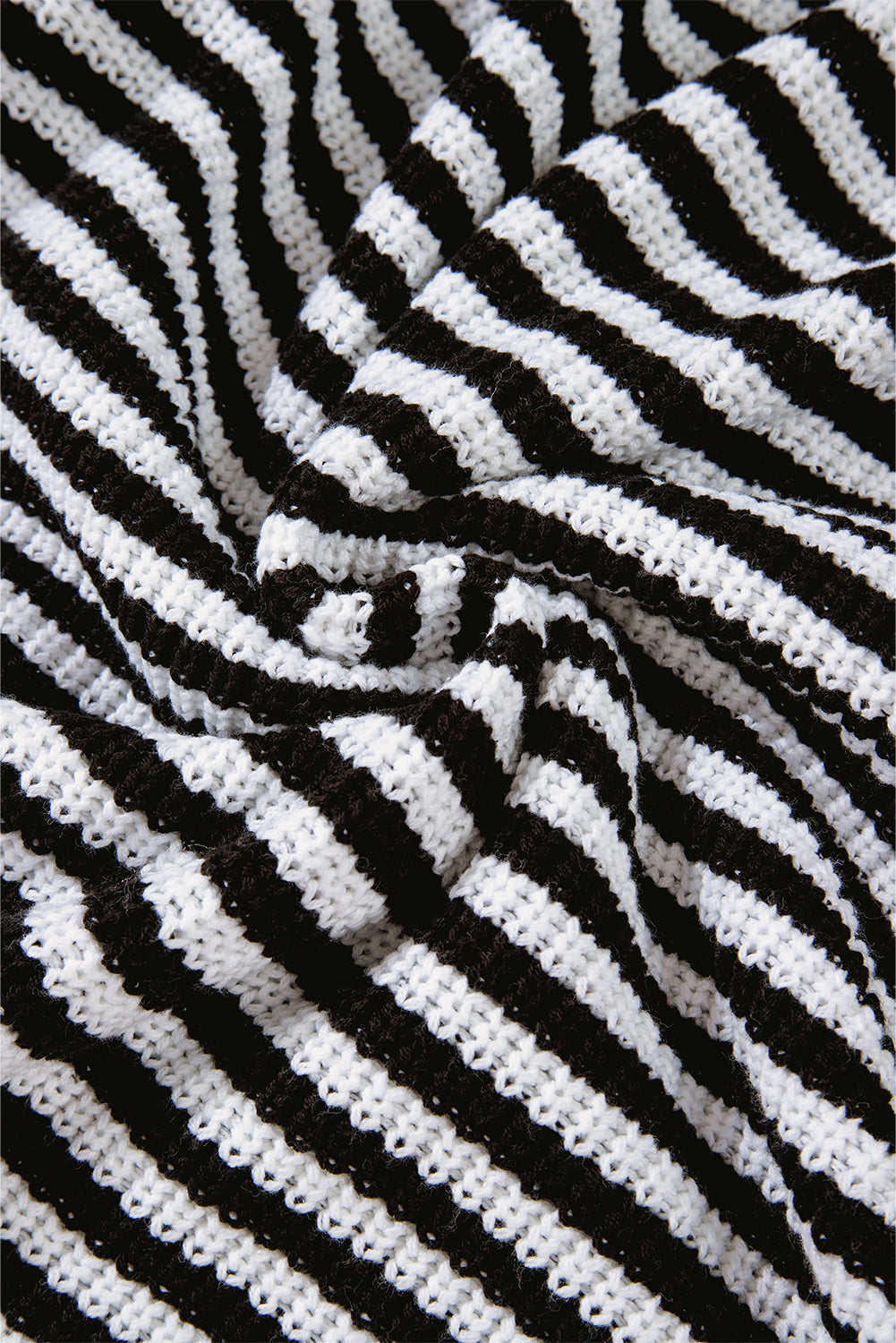 Pull noir à rayures, col zippé, épaules tombantes