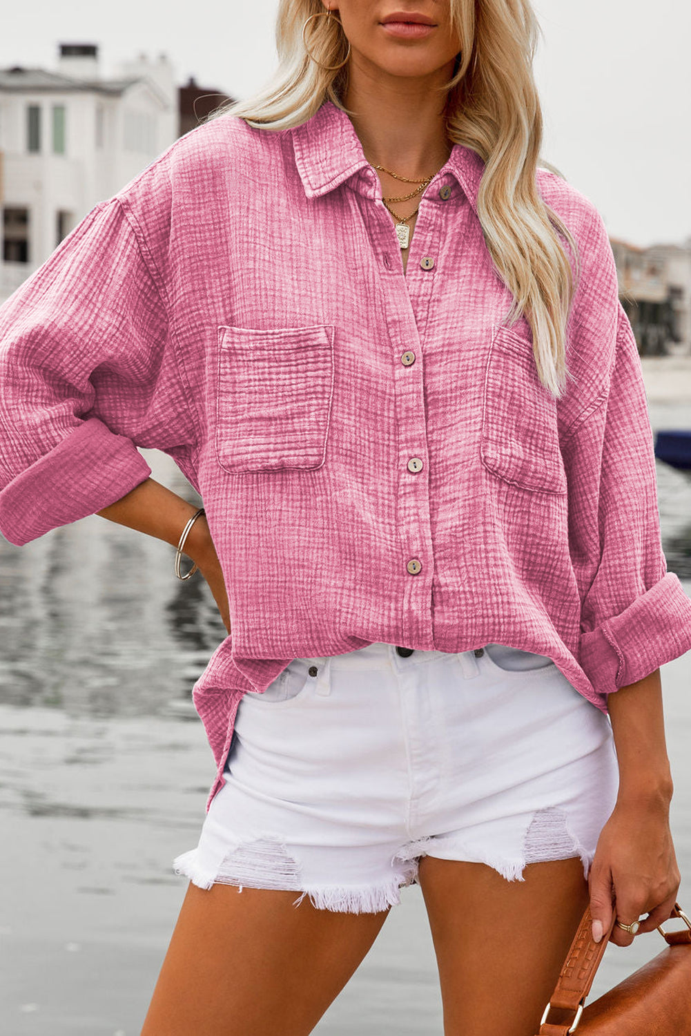 Chemise rose texturée froissée avec poches poitrine et délavé minéral