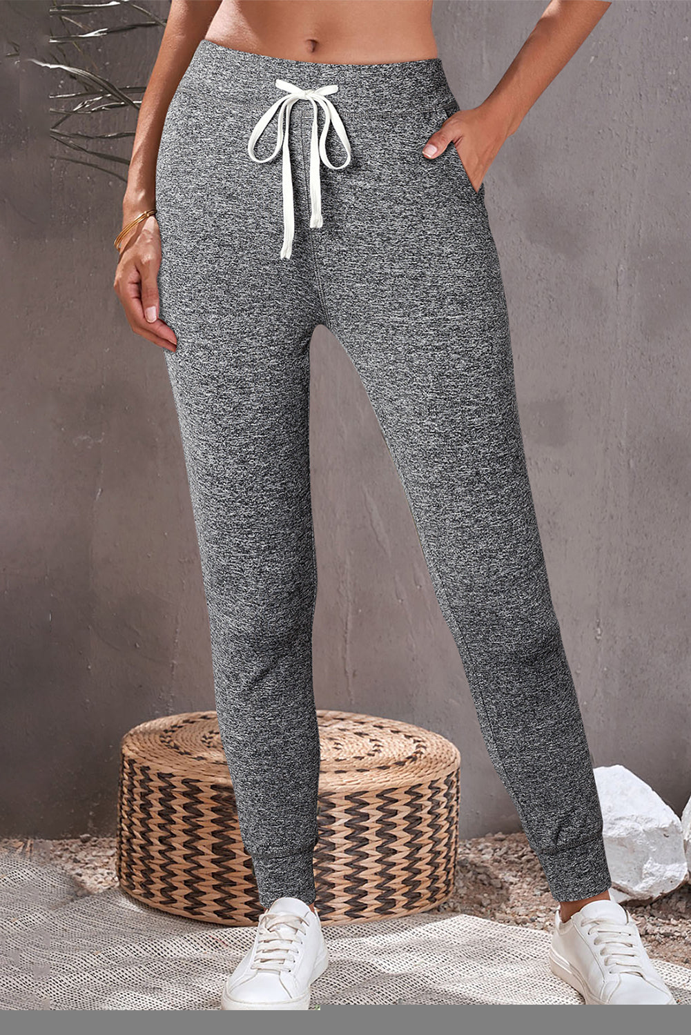 Pantalon de jogging gris avec poches à la taille et cordon de serrage