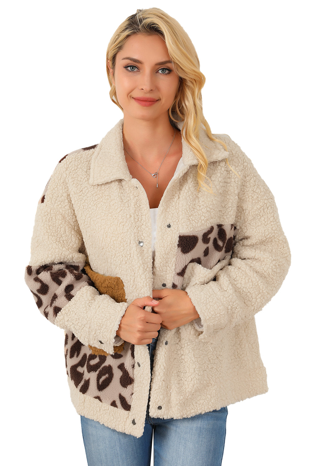 Chaqueta sherpa con botones a presión y patchwork de leopardo beige