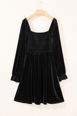 Vestido negro de babydoll con corpiño fruncido y mangas de volantes en terciopelo