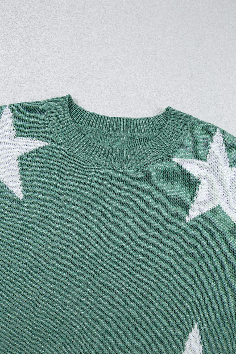 Green shoulder sweater and stars pattern *